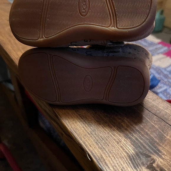 Toddler Uggs size 7. Vguc. Literally only worn maybe twice! - Picture 3 of 4